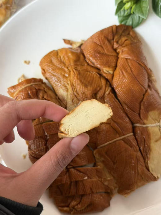 哈尔滨老味道，一口就上头！
这袋熏豆干卷，是刻在东北人DNA里的香～
豆香混着烟熏气，紧实又有嚼劲，
追剧、下酒、配粥都绝了，
每一口都是地道的哈尔滨烟火气。500克 商品图1