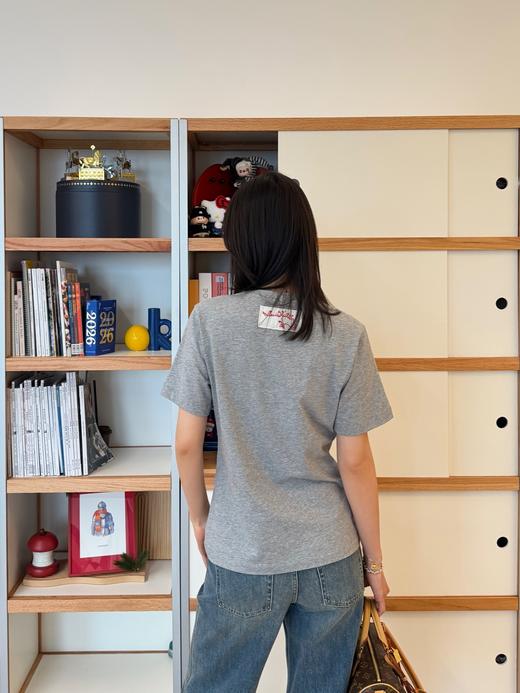 驴家2026春夏最新品牌的吉祥物Vivienne藏在口袋里白色圆领T恤（KX） 商品图4