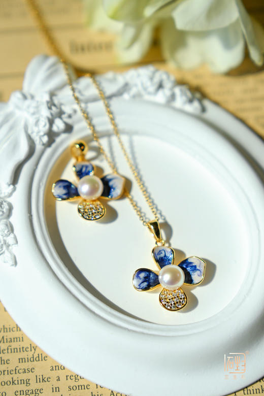 珐琅彩·四叶青925银镀金珍珠项链 | 珐琅彩.四叶青925银镀金珍珠耳饰 商品图2