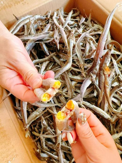 带籽银鱼干（油滚子） 自然晾晒，原汁原味🤔掰开银鱼干，那一抹金黄的鱼籽或银白的鱼膏映入眼帘。热油炒香，或和小菜一起伴着吃，或炸着吃，都非常的美味😋😋 个大肉厚，带籽率高。 1袋250g全国包邮 商品图4