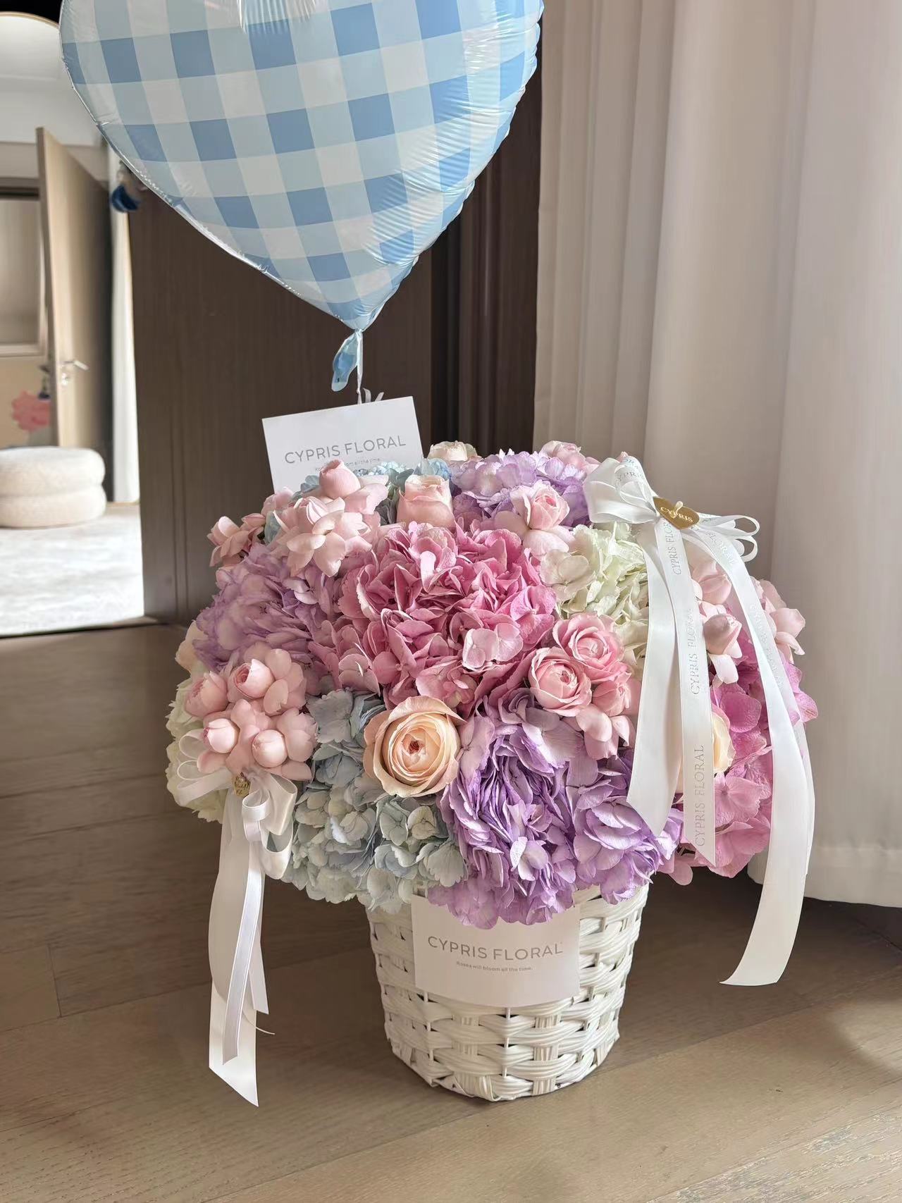 白色仿藤抱抱花篮