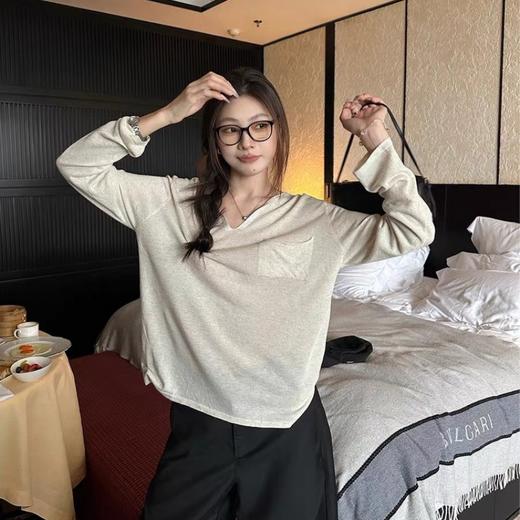 佐姿莎 亚麻针织高级感V领慵懒上衣 V领设计修饰脖颈线条 宽松廓形 遮肉显瘦不挑人 异色纱结纹理 细腻层次感 商品图7