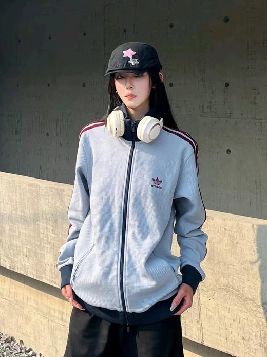 F031809刺绣三条杠织带撞色螺纹拼接复古休闲华夫格立领开衫外套 商品图2