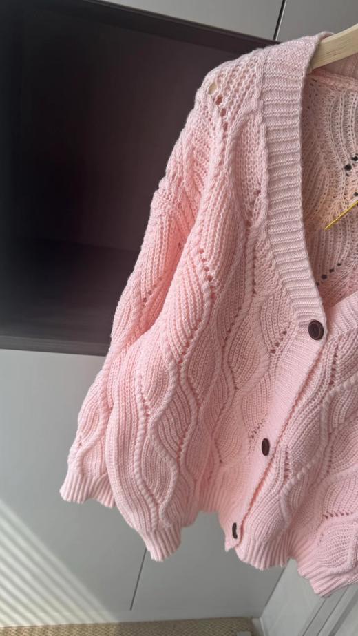 F031889早春氛围感穿搭温柔软糯粉色麻花纹针织开衫 商品图3