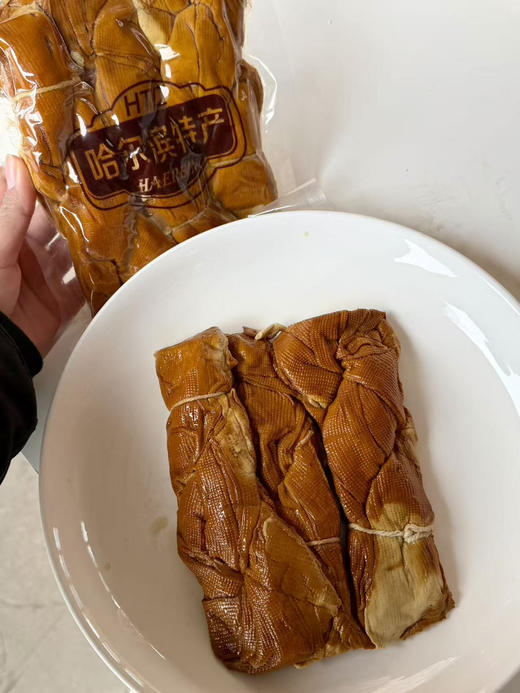 哈尔滨老味道，一口就上头！
这袋熏豆干卷，是刻在东北人DNA里的香～
豆香混着烟熏气，紧实又有嚼劲，
追剧、下酒、配粥都绝了，
每一口都是地道的哈尔滨烟火气。500克 商品图2