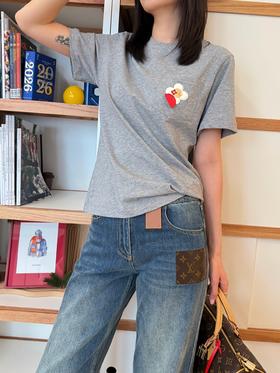 驴家2026春夏最新品牌的吉祥物Vivienne藏在口袋里白色圆领T恤（KX）