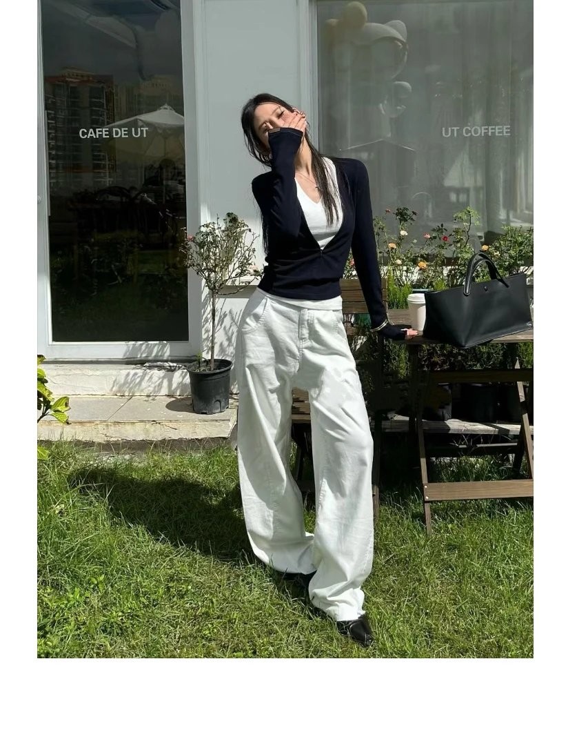 一店k （原壳棉白色！）这条原壳棉白色香蕉裤，真的是一上身就想自留！复古又高级！白色裤子能做到这么显瘦还提臀，真的太罕见了！V型前腰设计一穿腰细一圈，后约克线一穿臀翘一倍，绝了！