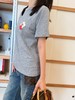 驴家2026春夏最新品牌的吉祥物Vivienne藏在口袋里白色圆领T恤（KX） 商品缩略图2