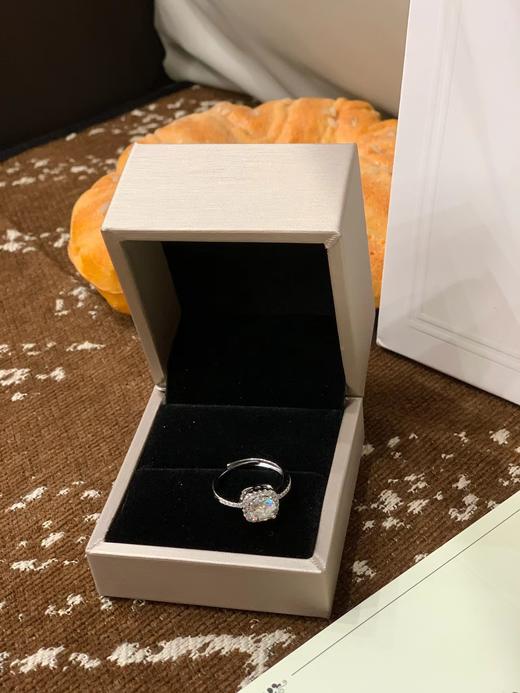 F031812没有女孩子能拒绝闪闪发亮莫桑钻小方糖戒指 商品图2