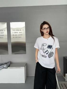 COACH涂鸦白T，把随性与精致穿在身上