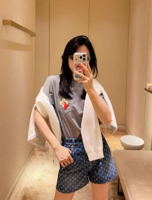 驴家2026春夏最新品牌的吉祥物Vivienne藏在口袋里白色圆领T恤（KX） 商品图13