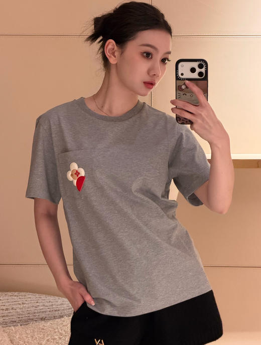 驴家2026春夏最新品牌的吉祥物Vivienne藏在口袋里白色圆领T恤（KX） 商品图6