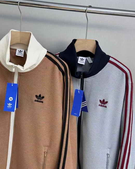 F031809刺绣三条杠织带撞色螺纹拼接复古休闲华夫格立领开衫外套 商品图1