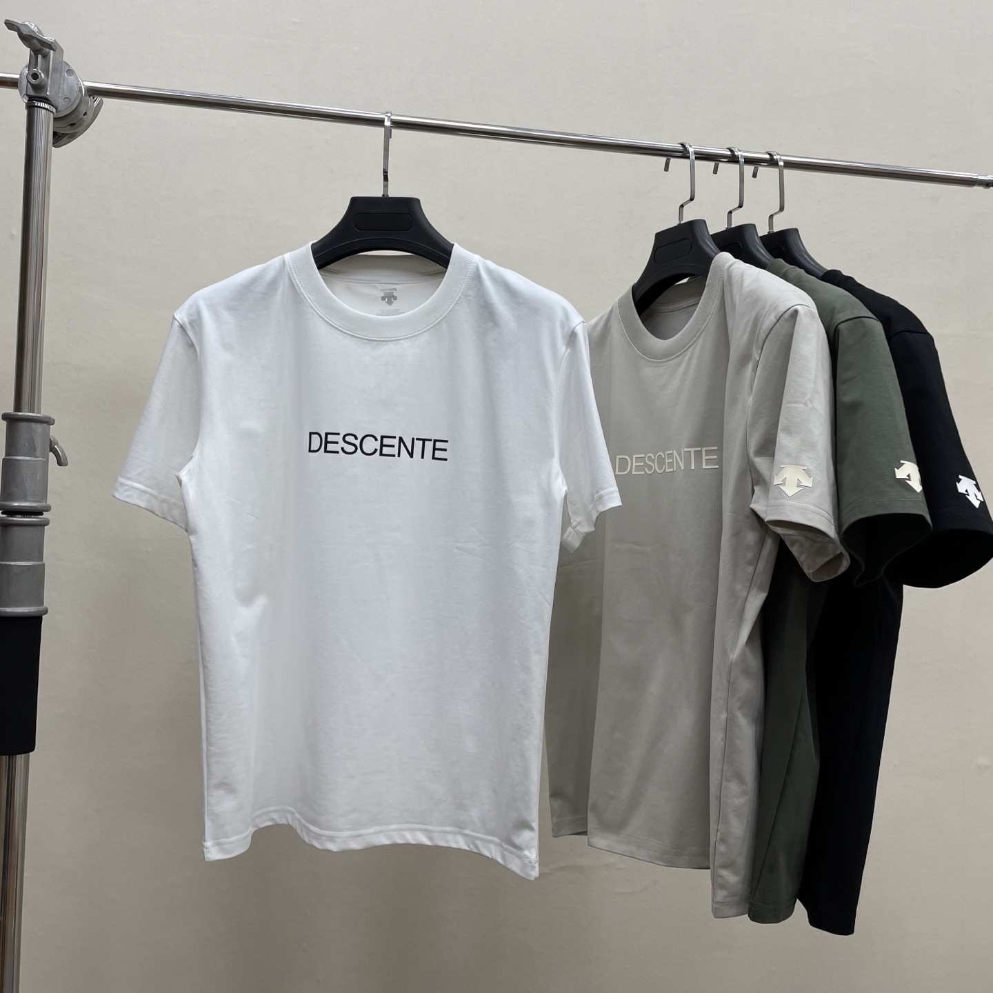 点此购买 迪桑特夏季男士简约百搭冰瓷棉凉感短袖T恤 yh 342589