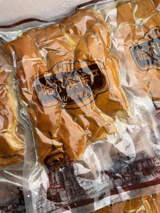 哈尔滨老味道，一口就上头！
这袋熏豆干卷，是刻在东北人DNA里的香～
豆香混着烟熏气，紧实又有嚼劲，
追剧、下酒、配粥都绝了，
每一口都是地道的哈尔滨烟火气。500克 商品图3