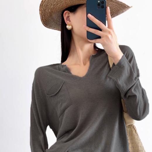 佐姿莎 亚麻针织高级感V领慵懒上衣 V领设计修饰脖颈线条 宽松廓形 遮肉显瘦不挑人 异色纱结纹理 细腻层次感 商品图11