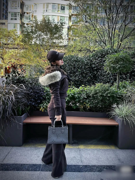 LV on the go 小号 黑金 压纹机牛皮 手提 斜挎包 商品图3