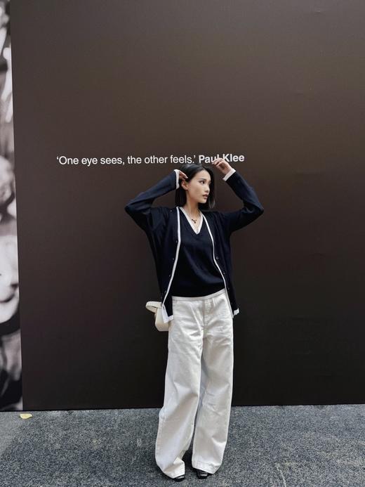 一店k （原壳棉白色！）这条原壳棉白色香蕉裤，真的是一上身就想自留！复古又高级！白色裤子能做到这么显瘦还提臀，真的太罕见了！V型前腰设计一穿腰细一圈，后约克线一穿臀翘一倍，绝了！ 商品图8