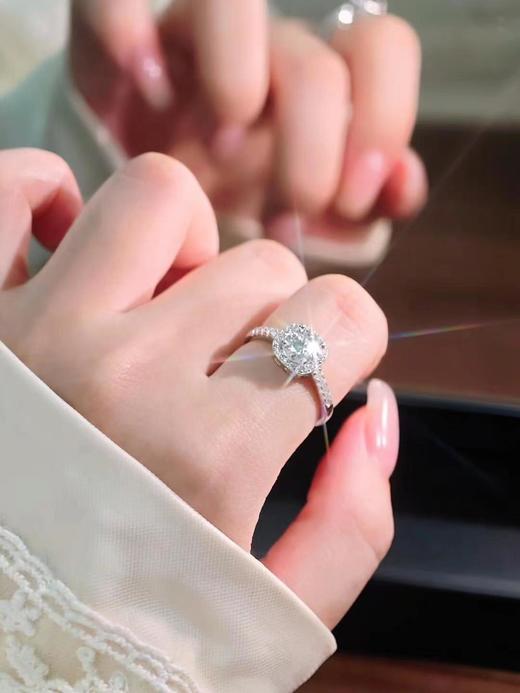 F031812没有女孩子能拒绝闪闪发亮莫桑钻小方糖戒指 商品图1