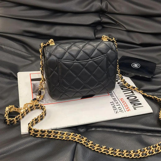 CHANEL 22B 黑金 珐琅 方胖子 羊皮 斜挎包 商品图1