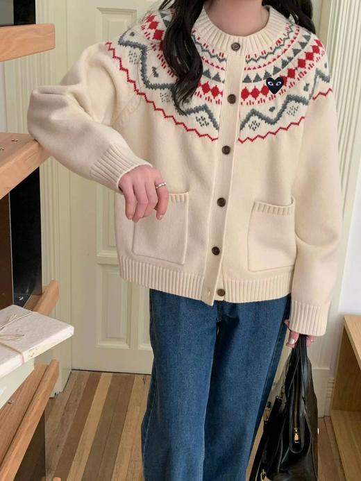 F031821米白色宽松圆领开襟复古温柔费尔岛提花针织开衫 商品图14