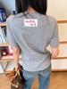 驴家2026春夏最新品牌的吉祥物Vivienne藏在口袋里白色圆领T恤（KX） 商品缩略图3