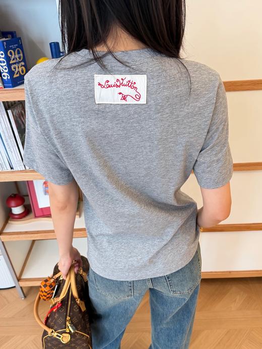 驴家2026春夏最新品牌的吉祥物Vivienne藏在口袋里白色圆领T恤（KX） 商品图3