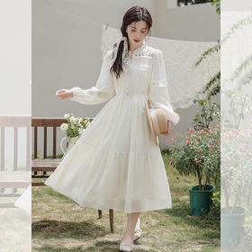 西遇民族风白色长袖连衣裙女2026年春季新款收腰波西米亚大摆长裙SS060231