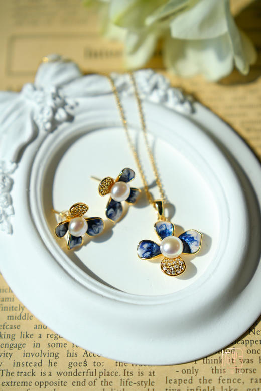 珐琅彩·四叶青925银镀金珍珠项链 | 珐琅彩.四叶青925银镀金珍珠耳饰 商品图0