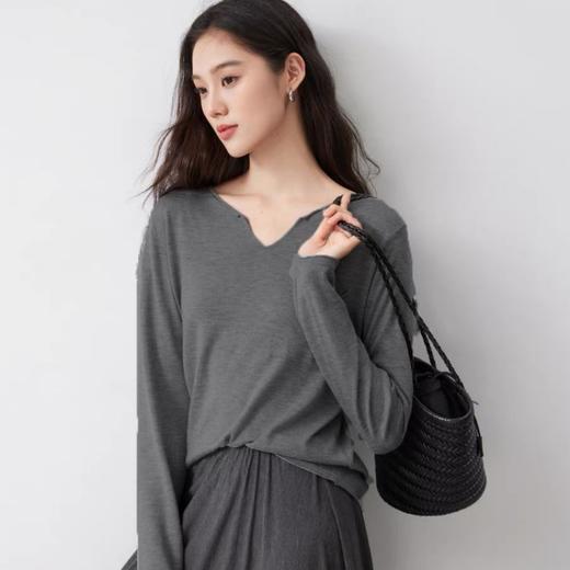 佐姿莎 亚麻针织高级感V领慵懒上衣 V领设计修饰脖颈线条 宽松廓形 遮肉显瘦不挑人 异色纱结纹理 细腻层次感 商品图1