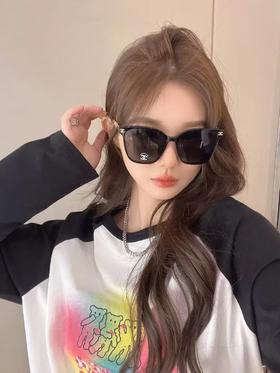 香奈儿 新款墨镜 字母镂空链条包皮镜腿  CH0778