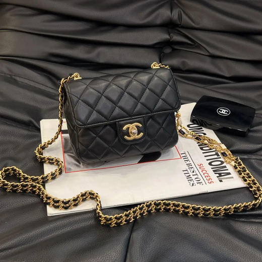 CHANEL 22B 黑金 珐琅 方胖子 羊皮 斜挎包 商品图0