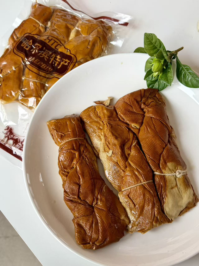 哈尔滨老味道，一口就上头！
这袋熏豆干卷，是刻在东北人DNA里的香～
豆香混着烟熏气，紧实又有嚼劲，
追剧、下酒、配粥都绝了，
每一口都是地道的哈尔滨烟火气。500克