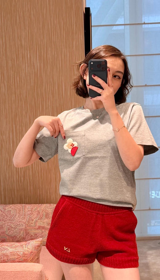 驴家2026春夏最新品牌的吉祥物Vivienne藏在口袋里白色圆领T恤（KX） 商品图8