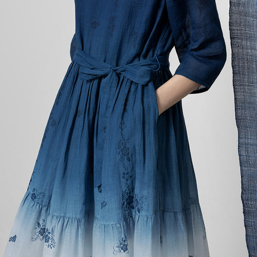 【林栖设计小店】植物染色|手工青花蓝渐变优雅印花2026春新款苎麻连衣裙1961174 商品图2