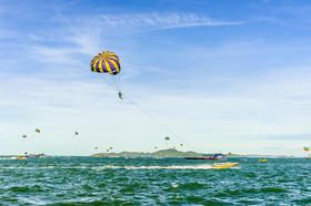 【五一】<泰国曼谷+芭提雅5天-深圳口岸起止>暹罗天地、大皇宫、玉佛寺、杜拉拉水上四季村、东方/暹罗公主号、快艇金沙岛、悬崖餐厅下午茶、泰式古法按摩、爽泰庄园（泰服体验、骑大象、水果餐）、曼谷网红夜市