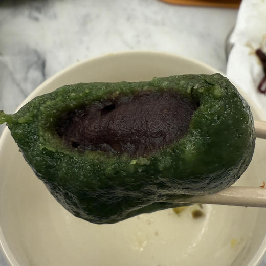 季节限定！清明团 ，纯手工现包，正宗新鲜艾草做青，咸甜都有。咸内馅：农家腌菜，新鲜春笋，豆腐干，土家猪肉！甜内馅儿：自熬豆沙，超细腻。来自春天的时令美味，过时不侯 商品图4