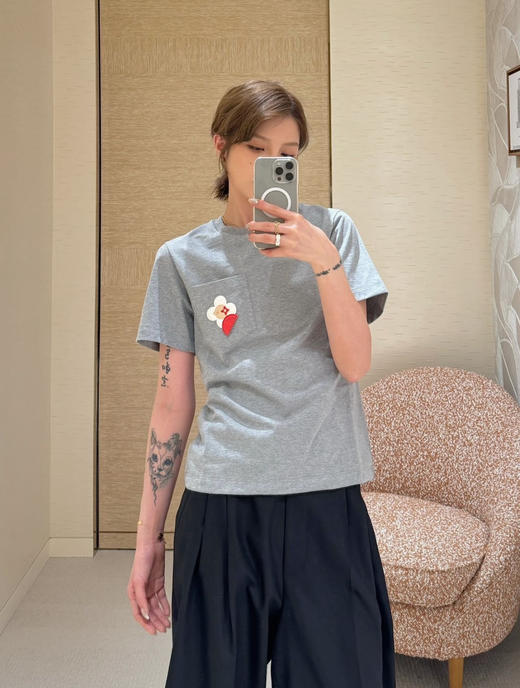 驴家2026春夏最新品牌的吉祥物Vivienne藏在口袋里白色圆领T恤（KX） 商品图5