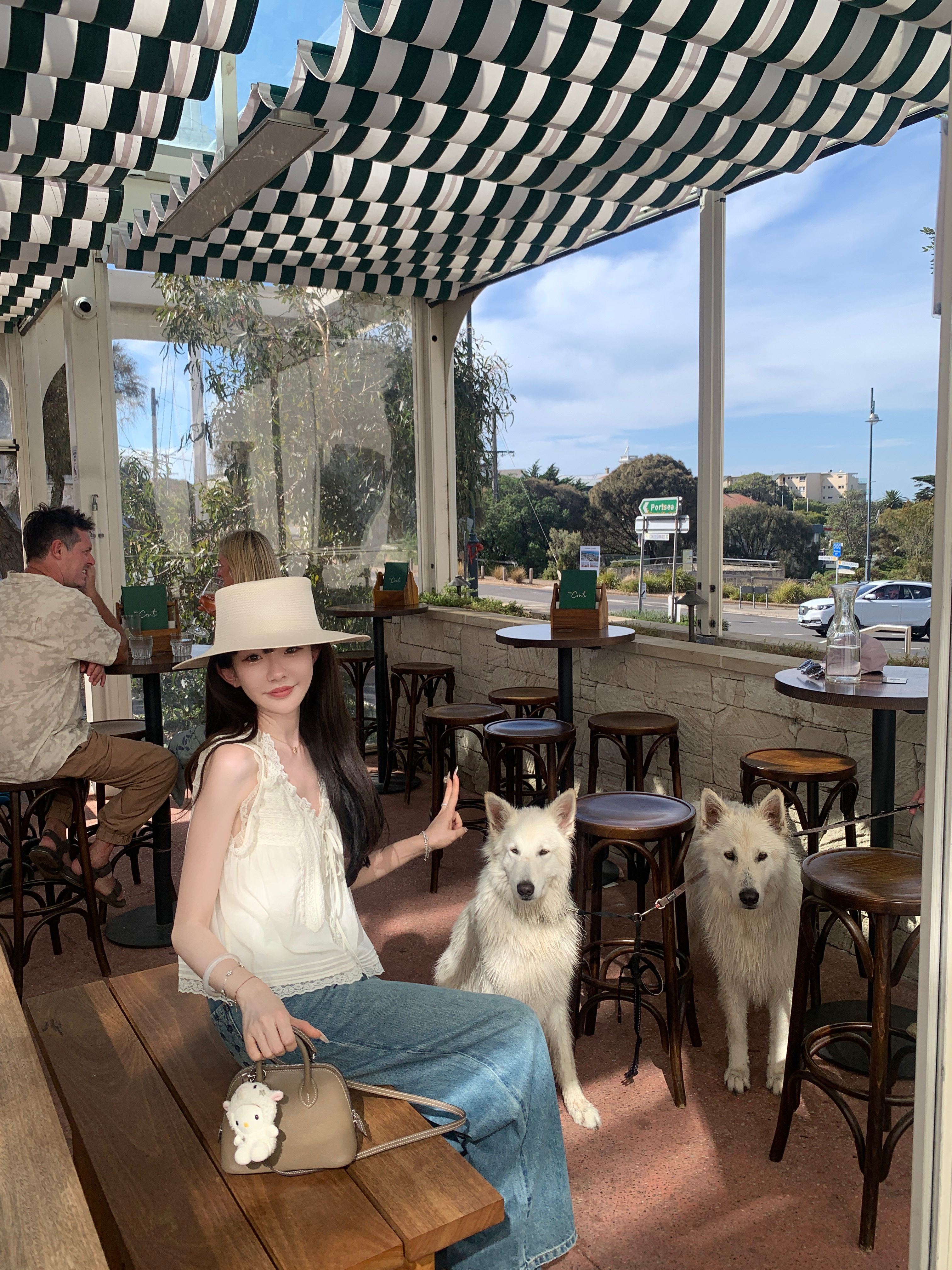 金蘑菇菇 茉莉与小豆蔻/ 纯白法式top碎花半裙套组