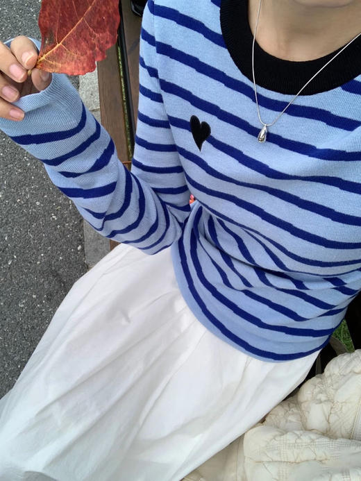 🌸春夏的松弛感的条纹衫，只看一眼就已命定的感觉！显白蔚蓝💙【撞色条纹爱心刺绣针织衫】蓝白条纹像海风拂面，🥳90%的回头率都藏在“漫不经心”的慵懒里～  商品图5