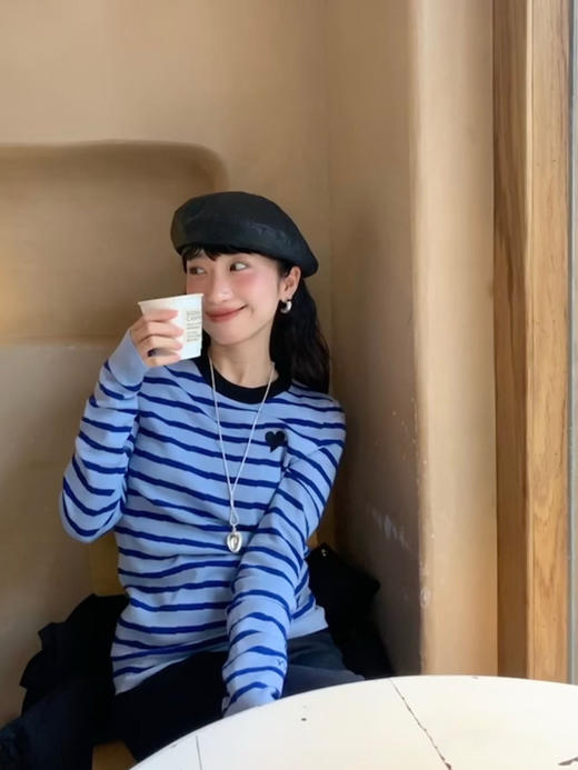 🌸春夏的松弛感的条纹衫，只看一眼就已命定的感觉！显白蔚蓝💙【撞色条纹爱心刺绣针织衫】蓝白条纹像海风拂面，🥳90%的回头率都藏在“漫不经心”的慵懒里～  商品图3