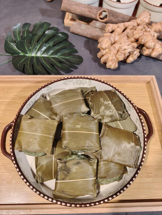 🍃 蒿草叶儿粑 吃到春天的第一口治愈，就是藏在这枚裹着粽叶的蒿草叶儿粑里！ 商品图1