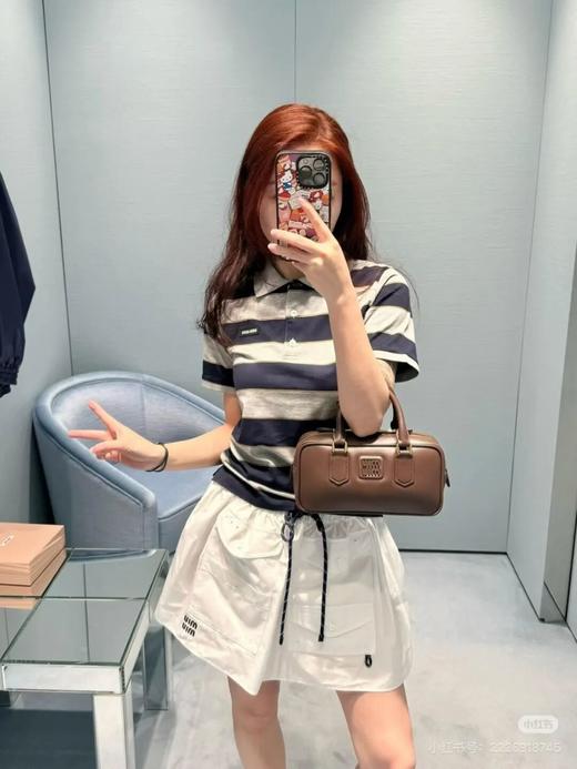 mi*u|谬系早春 26ss 灰蓝宽条纹+经典翻领小刺绣标色织双纱翻领polo衫 商品图1