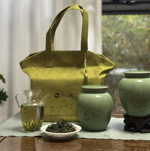 春茶上市 ｜ 【春生·保靖黄金茶2号】2026丙午马年春头采明前精品，翡翠绿，蟹黄香，鸡汤味，冰泉甜，富含高氨基酸、茶多酚、叶绿素、水浸出物质等品质特点，青瓷双罐+流苏布袋，规格：100g*2罐*1提 商品图0