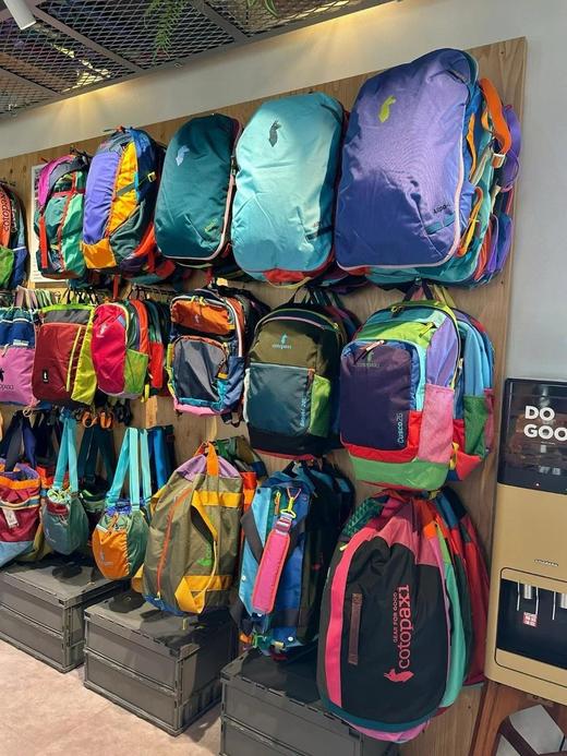 一店k 谁懂啊！！背上羊驼双肩包出门的瞬间，快乐DNA直接疯狂跳动！配色真的太绝了！满满的多巴胺风格！每一款的撞色搭配都独一无二！情侣出街帅炸了！轻量Tasra 16L防水黑科技机器人双肩包 商品图1