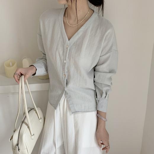 【捏褶收腰长袖衬衫&气质白V领衬衫】两款可选，剪裁宽松有度，显瘦不挑人。精选优质面料，含亚麻与人棉混纺。 商品图11