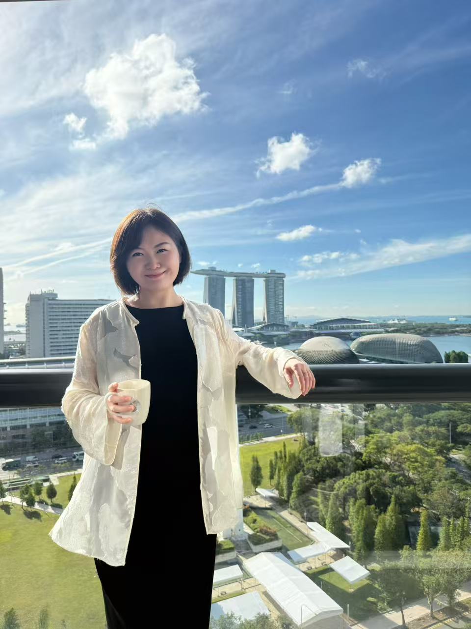 设计师剪花外套