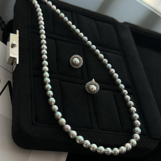 akoya小项链 4-5mm 极光清冷光 有点小尖尖头或者小椭圆 精致无敌又很有松弛感呢 可可爱爱 ji光决定了它的质感 基本没什么大瑕疵 非常滑皮 品质超级好的感觉 商品图2