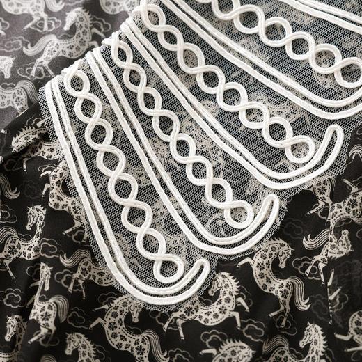 「高货wl」全新升级【铂金会员284/天猫379/差价95】(65118)洛诗琳法式典雅小马印花连衣裙2026春夏撞色翻领收腰A字裙 商品图3