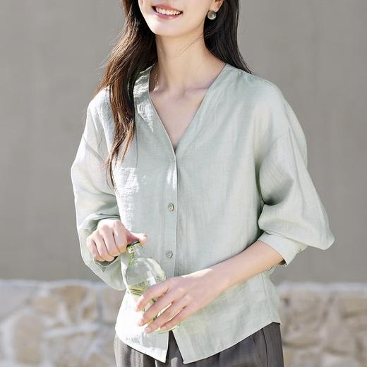 【捏褶收腰长袖衬衫&气质白V领衬衫】两款可选，剪裁宽松有度，显瘦不挑人。精选优质面料，含亚麻与人棉混纺。 商品图12